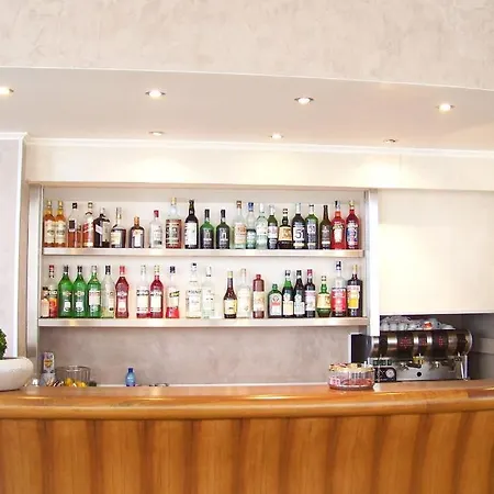 Отель Albergo Miralago